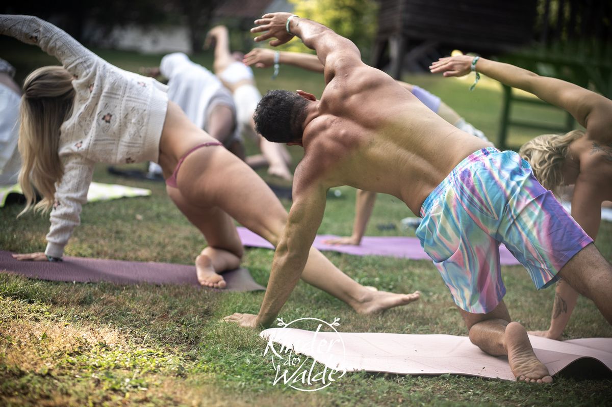 Outdoor-Yoga-Session auf der Festivalwiese