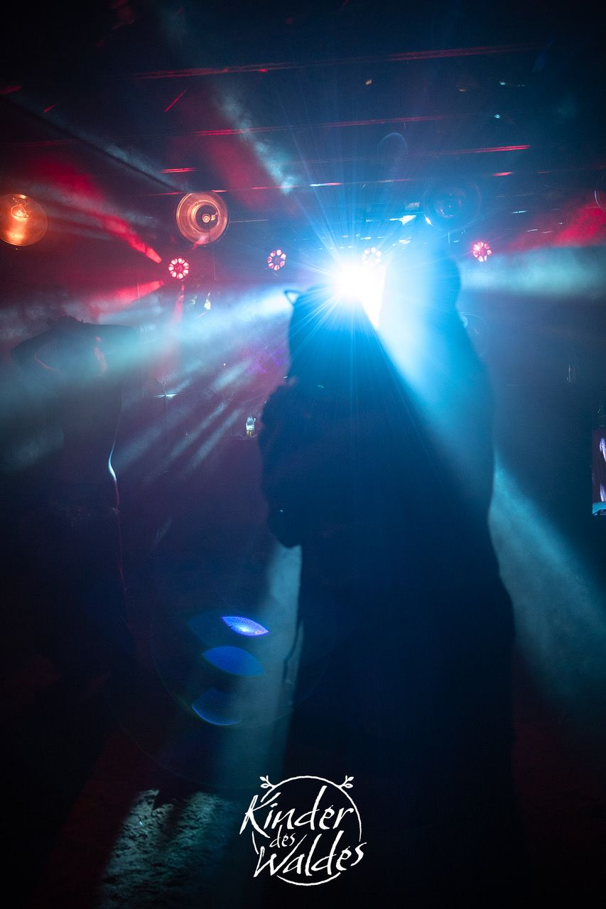 Silhouette im blauen Gegenlicht der Bühne