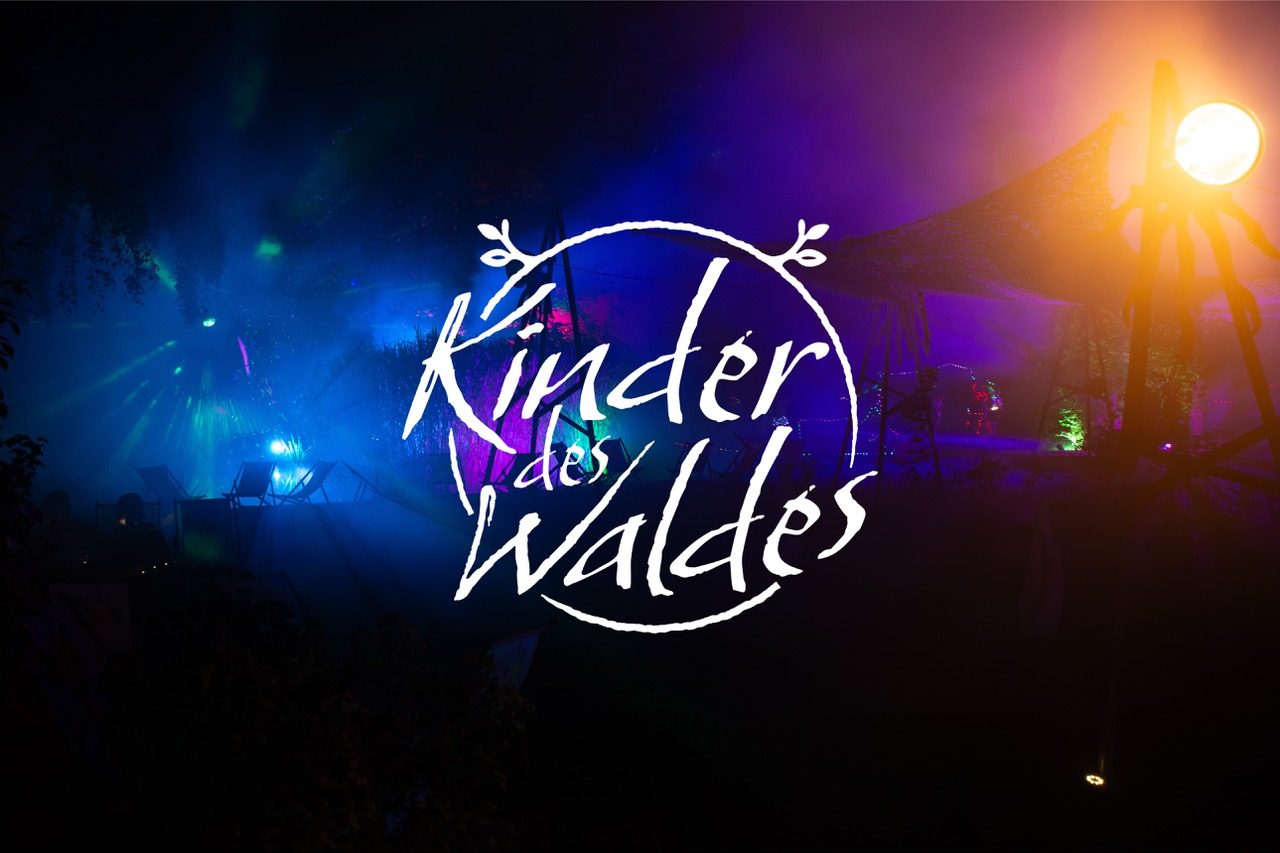Kinder des Waldes Festival bei Nacht: Lichtinstallationen zwischen Bäumen